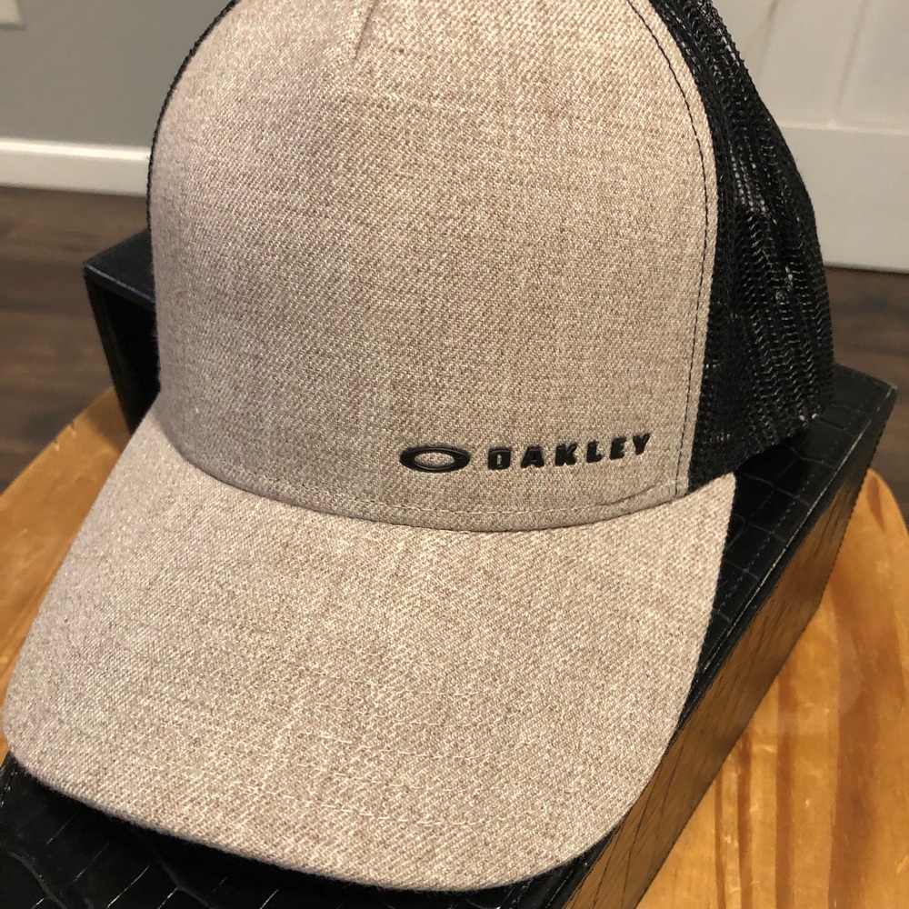 Oakley Chalten Hat (Never Worn)